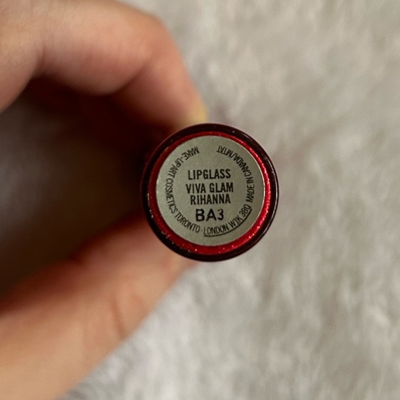 MAC Viva Glam Rihanna Lipgloss​ - Picture 2 of 3